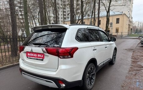 Mitsubishi Outlander III рестайлинг 3, 2022 год, 2 995 000 рублей, 6 фотография