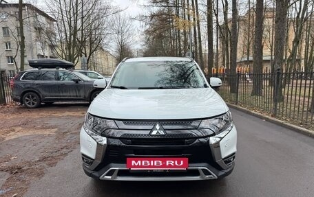 Mitsubishi Outlander III рестайлинг 3, 2022 год, 2 995 000 рублей, 3 фотография