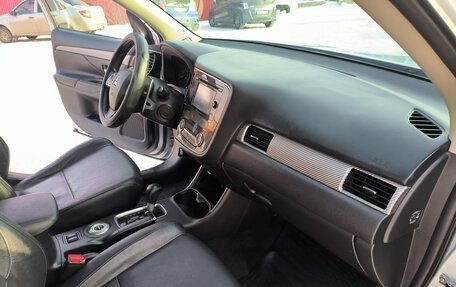 Mitsubishi Outlander III рестайлинг 3, 2013 год, 1 590 000 рублей, 13 фотография