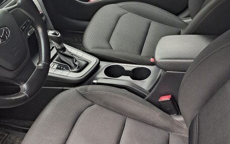 Hyundai Elantra VI рестайлинг, 2017 год, 1 250 000 рублей, 10 фотография