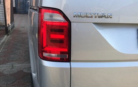 Volkswagen Multivan T6 рестайлинг, 2017 год, 4 850 000 рублей, 6 фотография