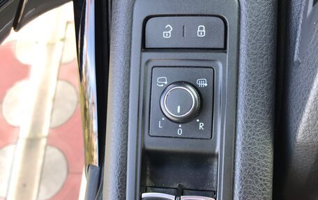 Volkswagen Multivan T6 рестайлинг, 2017 год, 4 850 000 рублей, 24 фотография