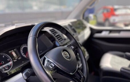 Volkswagen Multivan T6 рестайлинг, 2017 год, 4 850 000 рублей, 33 фотография