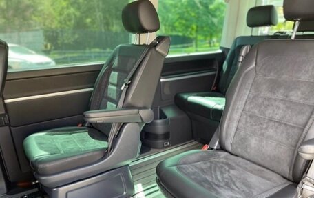 Volkswagen Multivan T6 рестайлинг, 2017 год, 4 850 000 рублей, 32 фотография