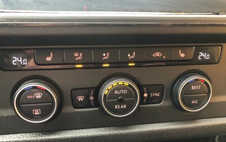 Volkswagen Caravelle T6 рестайлинг, 2018 год, 3 500 000 рублей, 28 фотография