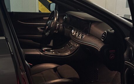 Mercedes-Benz E-Класс, 2019 год, 2 600 000 рублей, 7 фотография