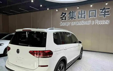 Volkswagen Touran III, 2022 год, 2 500 000 рублей, 11 фотография