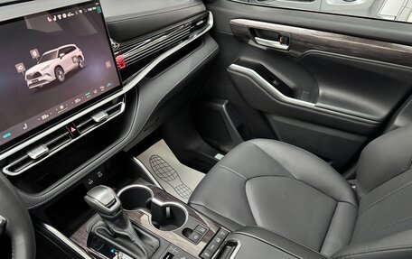 Toyota Highlander, 2025 год, 5 999 000 рублей, 30 фотография