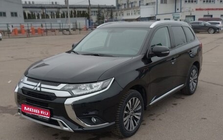 Mitsubishi Outlander III рестайлинг 3, 2022 год, 3 400 000 рублей, 1 фотография