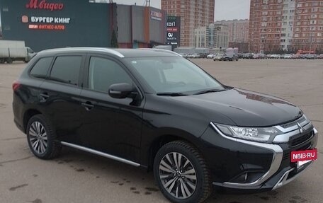 Mitsubishi Outlander III рестайлинг 3, 2022 год, 3 400 000 рублей, 2 фотография