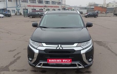 Mitsubishi Outlander III рестайлинг 3, 2022 год, 3 400 000 рублей, 8 фотография