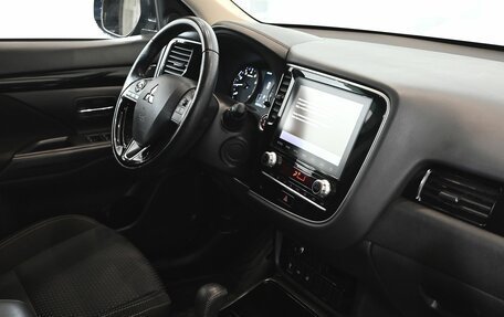 Mitsubishi Outlander III рестайлинг 3, 2021 год, 3 280 000 рублей, 14 фотография