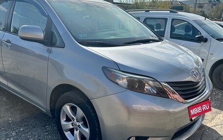 Toyota Sienna III, 2015 год, 2 100 000 рублей, 2 фотография