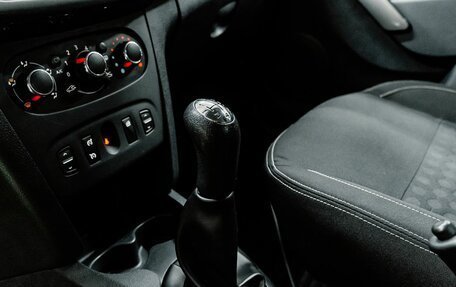 Renault Logan II, 2017 год, 750 000 рублей, 19 фотография