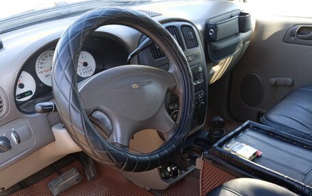 Chrysler Voyager IV, 2001 год, 390 000 рублей, 2 фотография