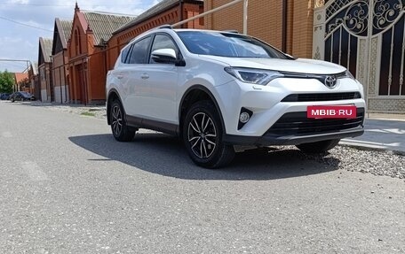 Toyota RAV4, 2018 год, 1 950 000 рублей, 4 фотография