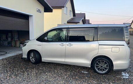 Toyota Voxy III, 2014 год, 1 720 000 рублей, 2 фотография