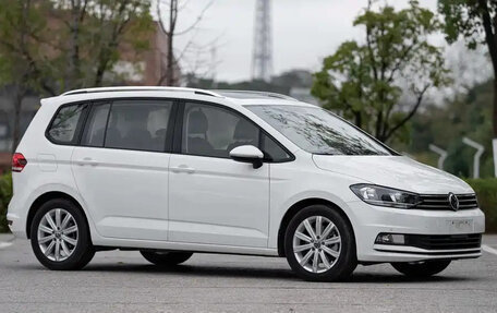 Volkswagen Touran III, 2021 год, 1 780 013 рублей, 1 фотография