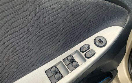 Hyundai Solaris II рестайлинг, 2012 год, 800 000 рублей, 7 фотография