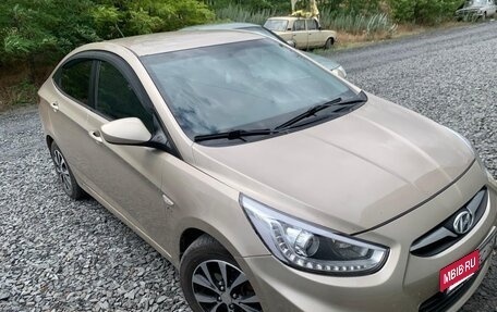 Hyundai Solaris II рестайлинг, 2012 год, 800 000 рублей, 3 фотография