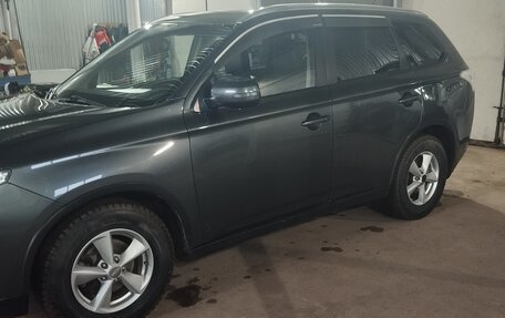 Mitsubishi Outlander III рестайлинг 3, 2014 год, 1 449 000 рублей, 10 фотография