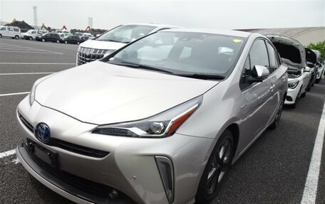 Toyota Prius IV XW50, 2019 год, 2 350 000 рублей, 2 фотография