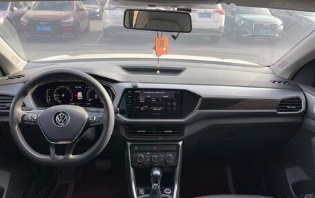 Volkswagen T-Cross I, 2022 год, 1 800 000 рублей, 8 фотография