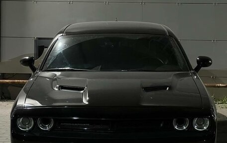 Dodge Challenger III рестайлинг 2, 2018 год, 3 200 000 рублей, 1 фотография