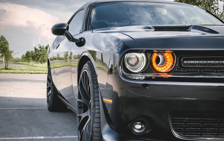 Dodge Challenger III рестайлинг 2, 2018 год, 3 200 000 рублей, 2 фотография