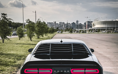 Dodge Challenger III рестайлинг 2, 2018 год, 3 200 000 рублей, 5 фотография