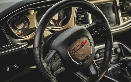 Dodge Challenger III рестайлинг 2, 2018 год, 3 200 000 рублей, 6 фотография