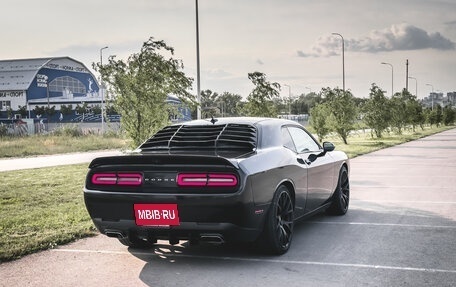 Dodge Challenger III рестайлинг 2, 2018 год, 3 200 000 рублей, 3 фотография