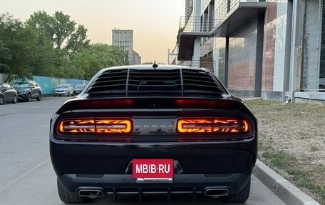 Dodge Challenger III рестайлинг 2, 2018 год, 3 200 000 рублей, 7 фотография