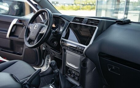 Toyota Land Cruiser Prado 150 рестайлинг 2, 2022 год, 8 200 000 рублей, 16 фотография