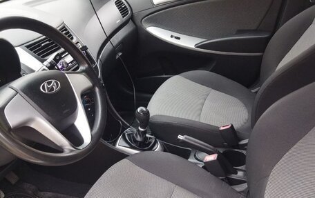 Hyundai Solaris II рестайлинг, 2011 год, 750 000 рублей, 15 фотография