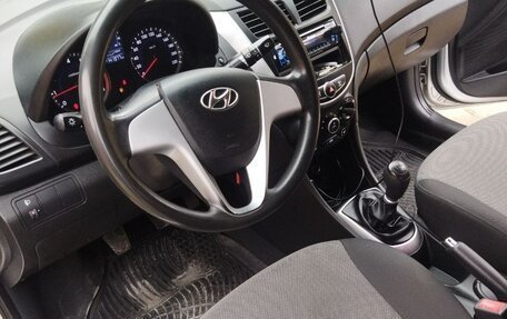 Hyundai Solaris II рестайлинг, 2011 год, 750 000 рублей, 16 фотография