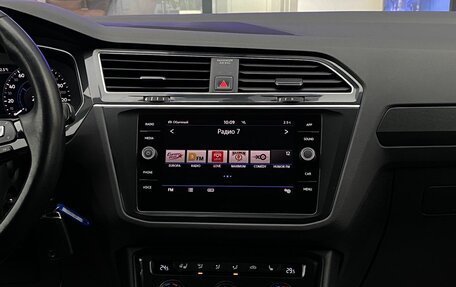 Volkswagen Tiguan II, 2018 год, 3 089 000 рублей, 13 фотография