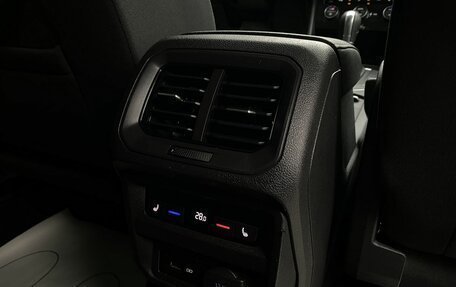 Volkswagen Tiguan II, 2018 год, 3 089 000 рублей, 23 фотография