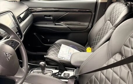 Mitsubishi Outlander III рестайлинг 3, 2022 год, 2 800 000 рублей, 5 фотография