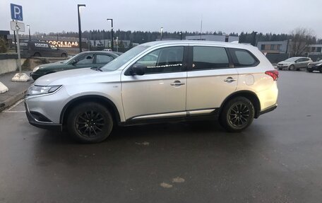 Mitsubishi Outlander III рестайлинг 3, 2019 год, 1 999 999 рублей, 2 фотография