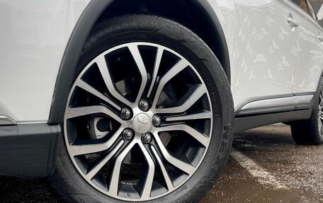 Mitsubishi Outlander III рестайлинг 3, 2017 год, 1 765 000 рублей, 10 фотография