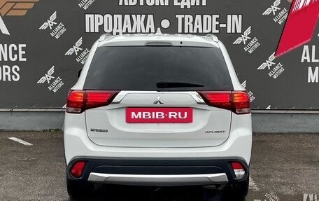 Mitsubishi Outlander III рестайлинг 3, 2017 год, 1 765 000 рублей, 6 фотография