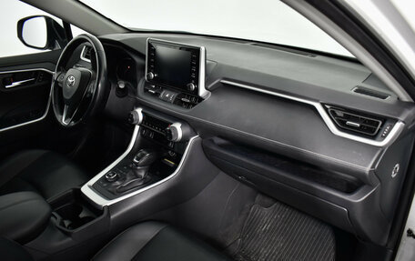Toyota RAV4, 2019 год, 3 200 000 рублей, 13 фотография