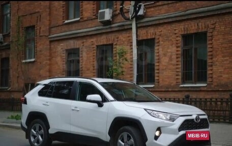 Toyota RAV4, 2019 год, 3 400 000 рублей, 8 фотография