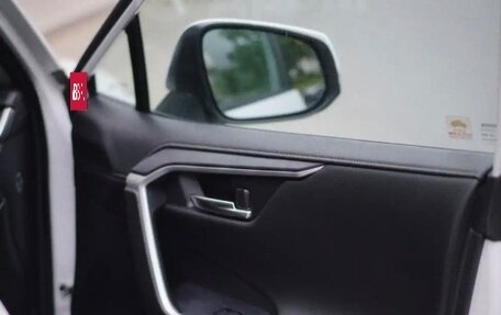 Toyota RAV4, 2019 год, 3 400 000 рублей, 24 фотография