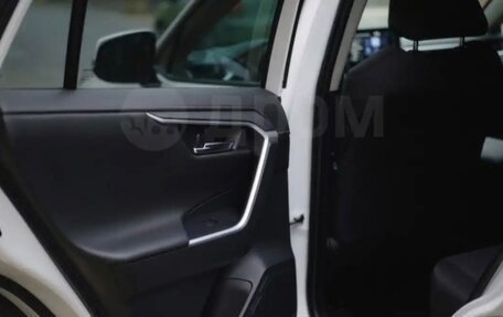 Toyota RAV4, 2019 год, 3 400 000 рублей, 28 фотография