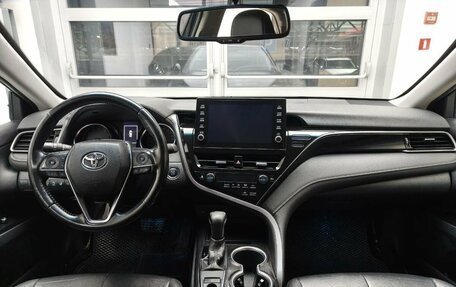 Toyota Camry, 2021 год, 3 350 000 рублей, 10 фотография