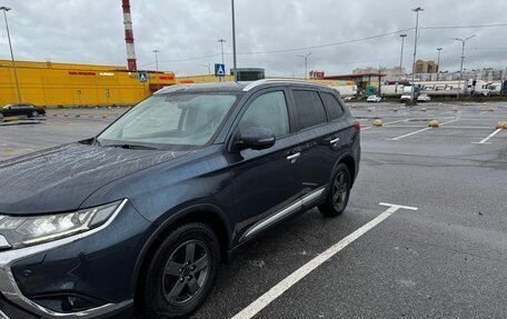 Mitsubishi Outlander III рестайлинг 3, 2019 год, 2 800 000 рублей, 1 фотография