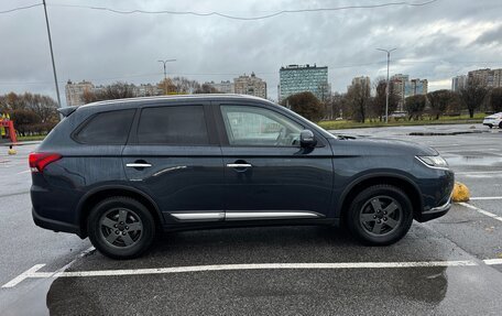 Mitsubishi Outlander III рестайлинг 3, 2019 год, 2 800 000 рублей, 6 фотография