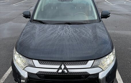 Mitsubishi Outlander III рестайлинг 3, 2019 год, 2 800 000 рублей, 2 фотография